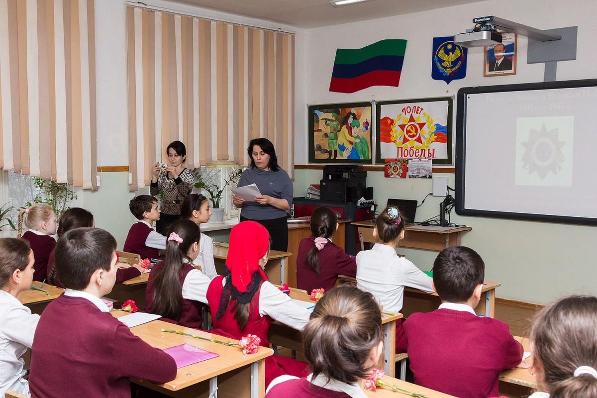 Школа г махачкалы. Дагестан школа. Урок в школе Дагестан. Занятие в школах Дагестана. Школа в горах Дагестана.