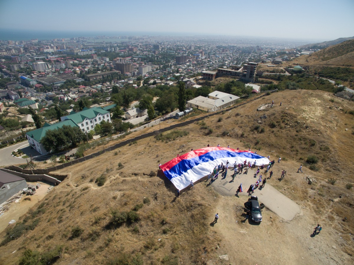 Что происходит в тарках в дагестане. Гора Тарки Тау в Махачкале. Гора Тарки Тау в Махачкале смотровая площадка. Тарки Тау Махачкала смотровая площадка. Смотровая горы Тарки Тау Дагестан.