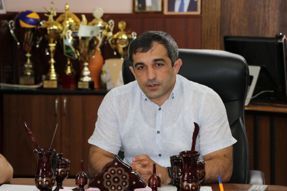 Мер махачкалы магомед сулейманов мэр. Магомед махачкала. Магомед махачкала. Магомедрв камильхан белиджи. Зурканаев магомед.